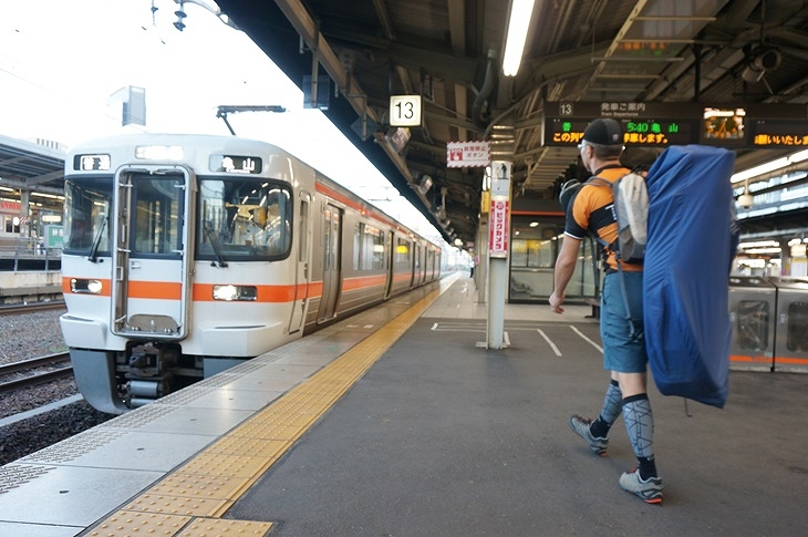 早朝の名古屋駅で関西本線の一番列車に乗り換え。まだまだ先は長いのです(汗)
