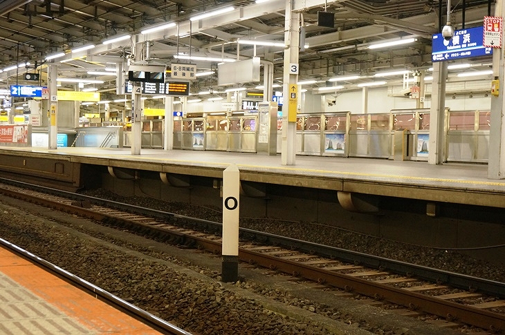 早朝の横浜駅ホームで下見つけた大きなゼロキロポスト！鉄道路線の起点に必ずあるこちらの標識はどうやら根岸線のものだそうですが、それにしてもデカい！