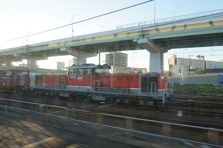 走り出して間もなく、これまた国鉄型のディーゼル機関車DD51が牽引する貨物列車と並走！これは朝からツイてる！？