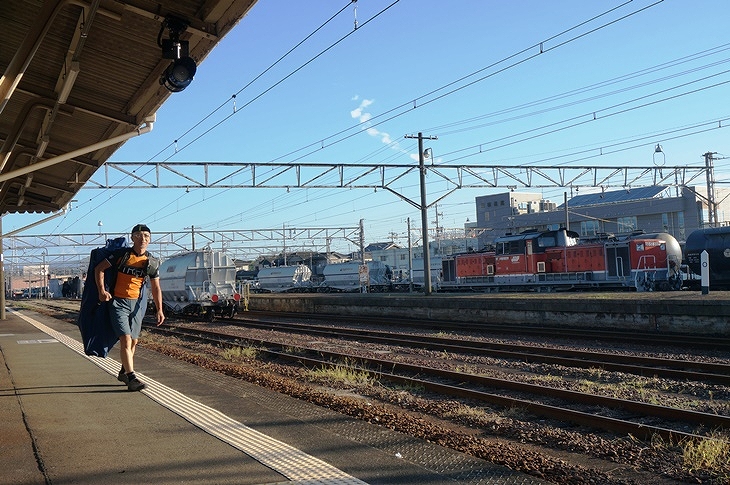 乗り換えの富田駅は三岐鉄道・三岐線とJRの接続駅ということで、セメント輸送の貨車の多くが留置されていました
