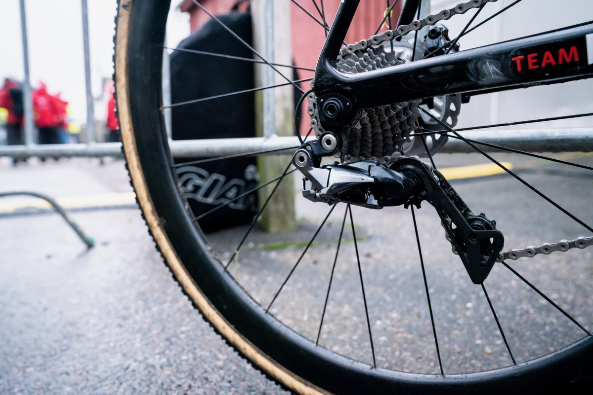 コンポーネントはR9170系DURA-ACE Di2。スポンサー変更に伴いホイールのロゴが消された