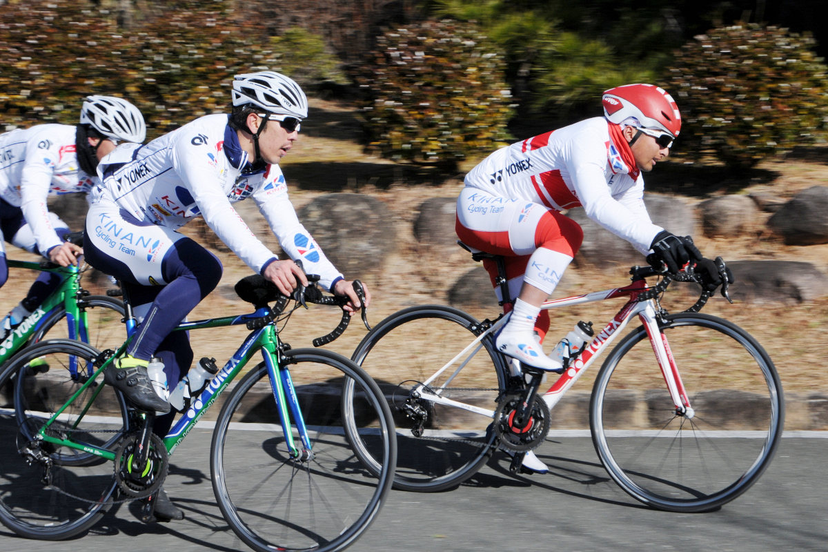 キナンサイクリングチームの選手たちが主に先頭集団をコントロール。全日本チャンピオンの山本元喜選手と一緒に走れる貴重な機会だ