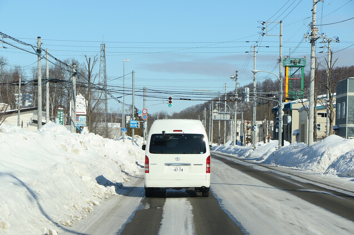 路面は真っ白に。雪国である