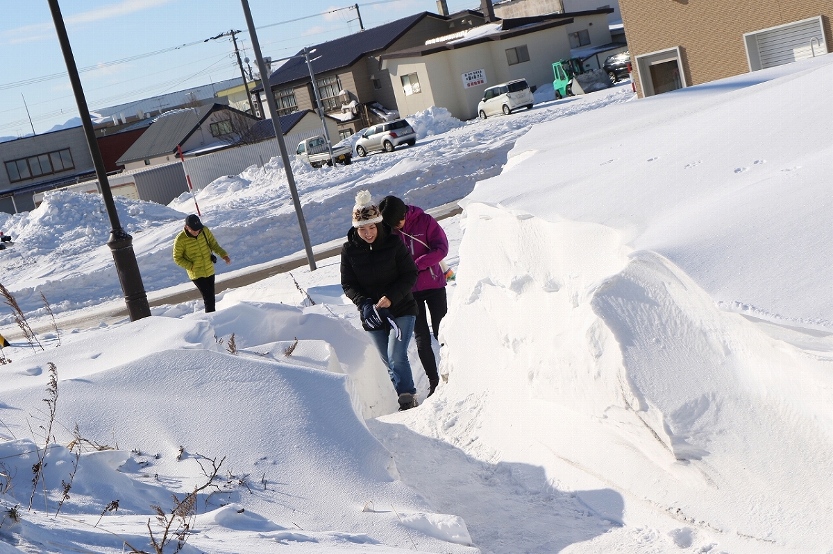 常呂海水浴場へ雪の谷を越えていく