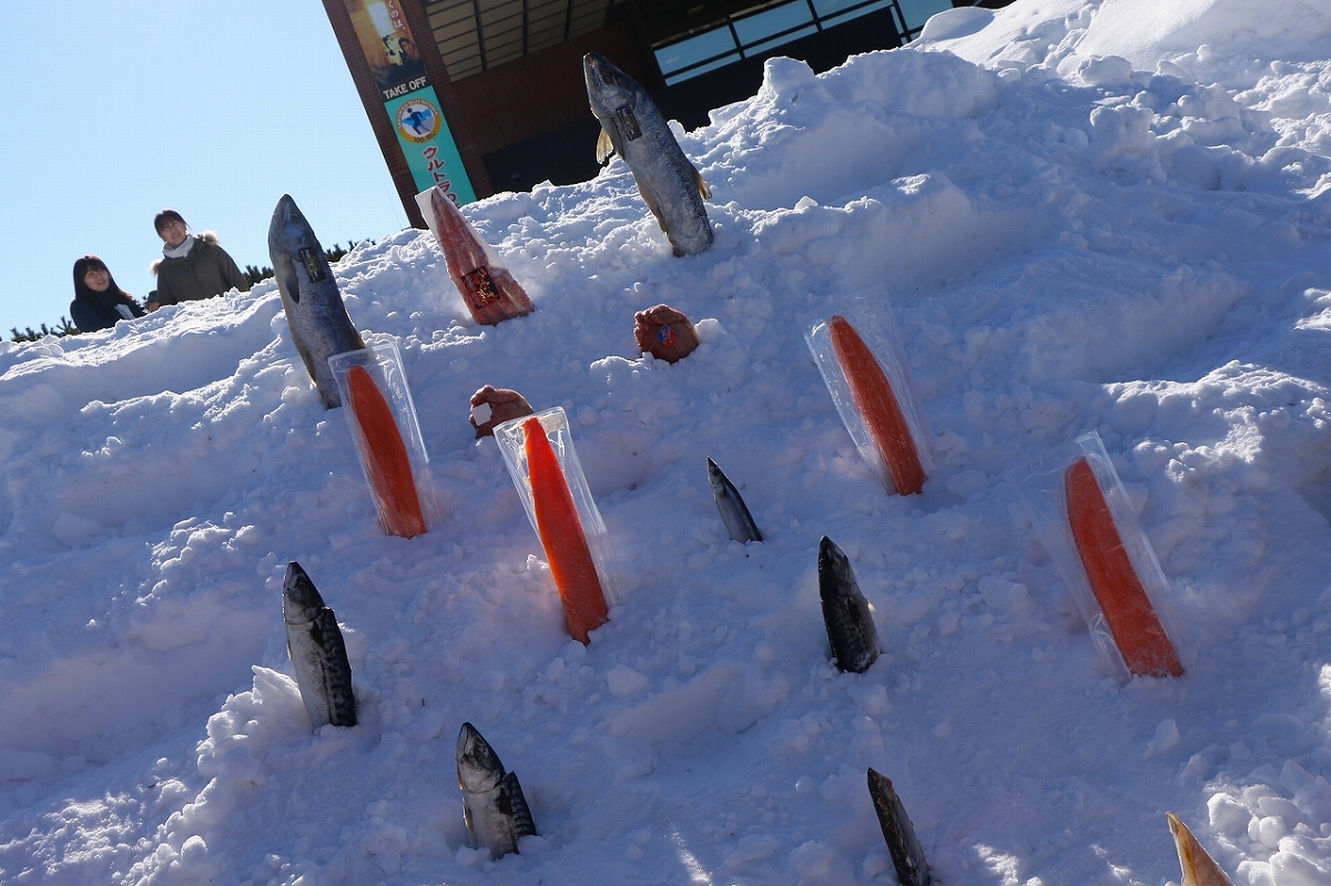 雪に大量の魚介類が！！