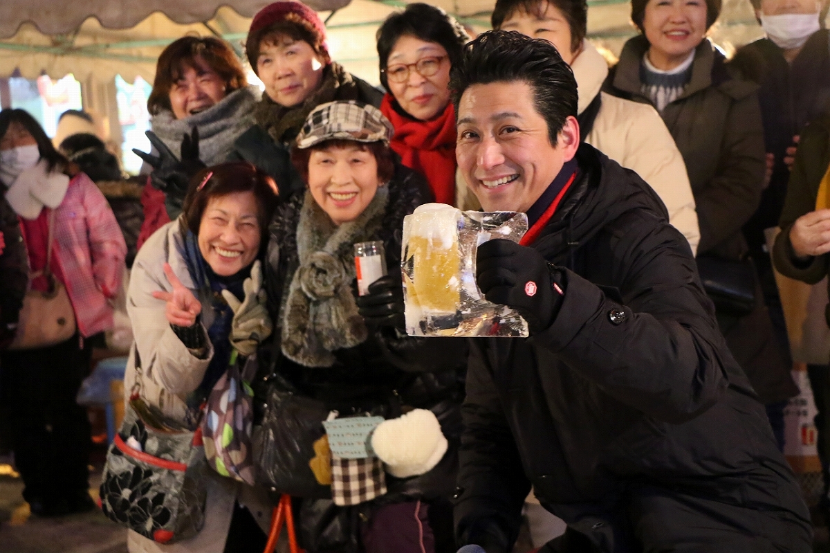 地元出身の歌手、走裕介さんのライブも行われました　氷のジョッキで乾杯！