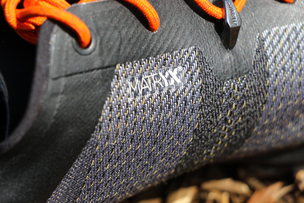 ケブラーやポリアミド繊維を混紡した新素材の「Matryx」をアッパーに採用