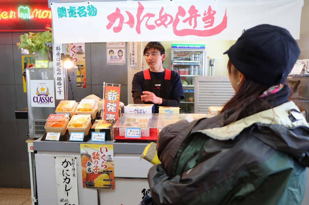 駅の売店で名物のカニカレーをゲット