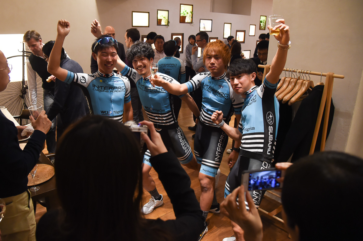 写真撮影に応じる石原悠希(写真左)ら4選手