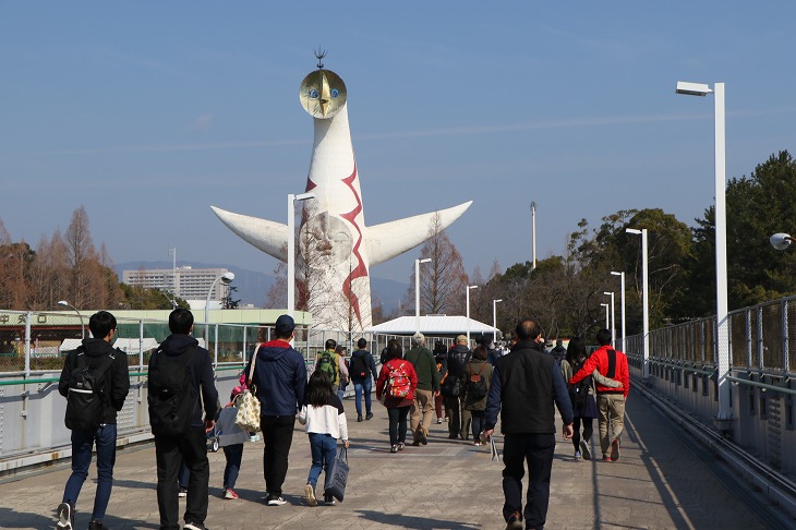 太陽の塔が見下ろす万博記念公園で行われた