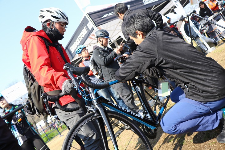 各ブースでは試乗車のサドル高をしっかり合わせてもらえる