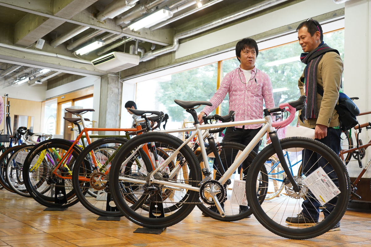 JFFのシクロクロスバイクの開発に携わった辻浦さんから直接説明を受けることができた