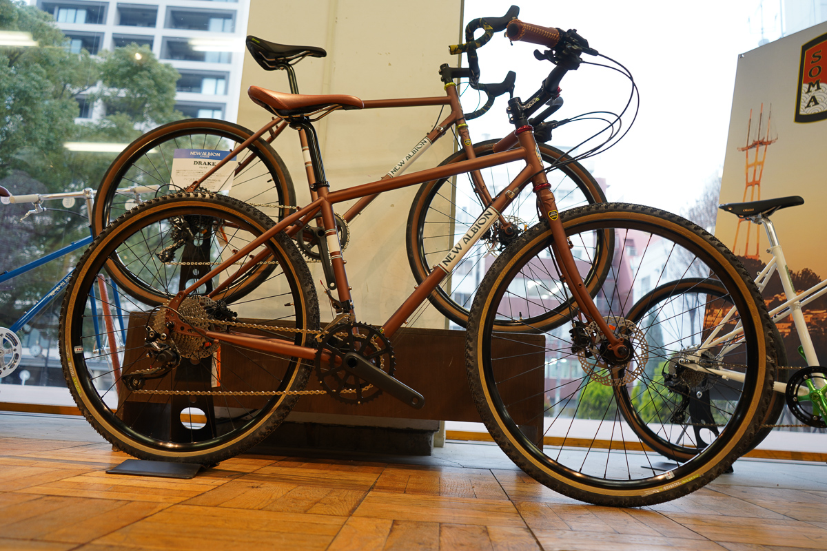 ニューアルビオンのDrakeはドロップとフラットバーの2種類の自転車が組まれていた