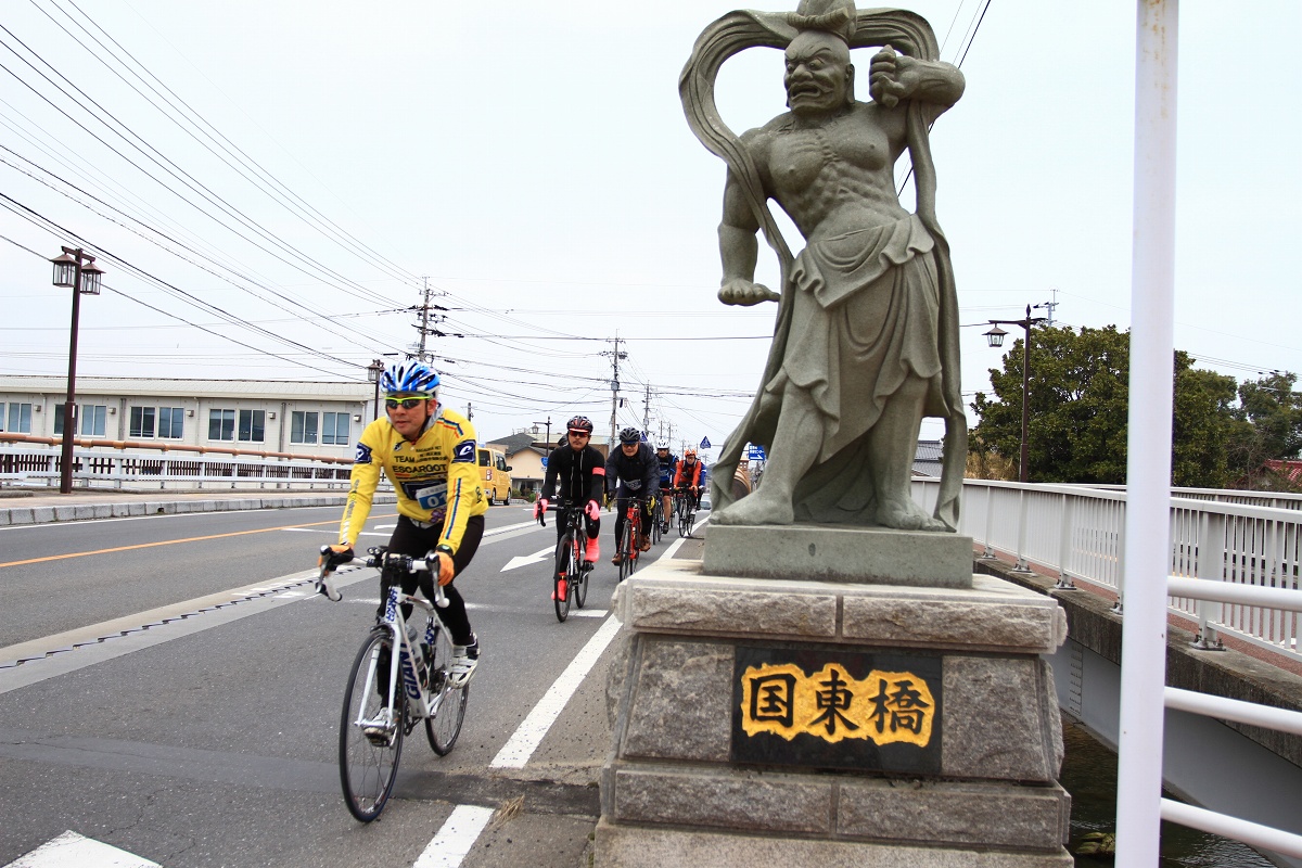 半島内のあらゆるところに石造仁王像が建つなど神仏習合発祥の地として観光資源が沢山ある