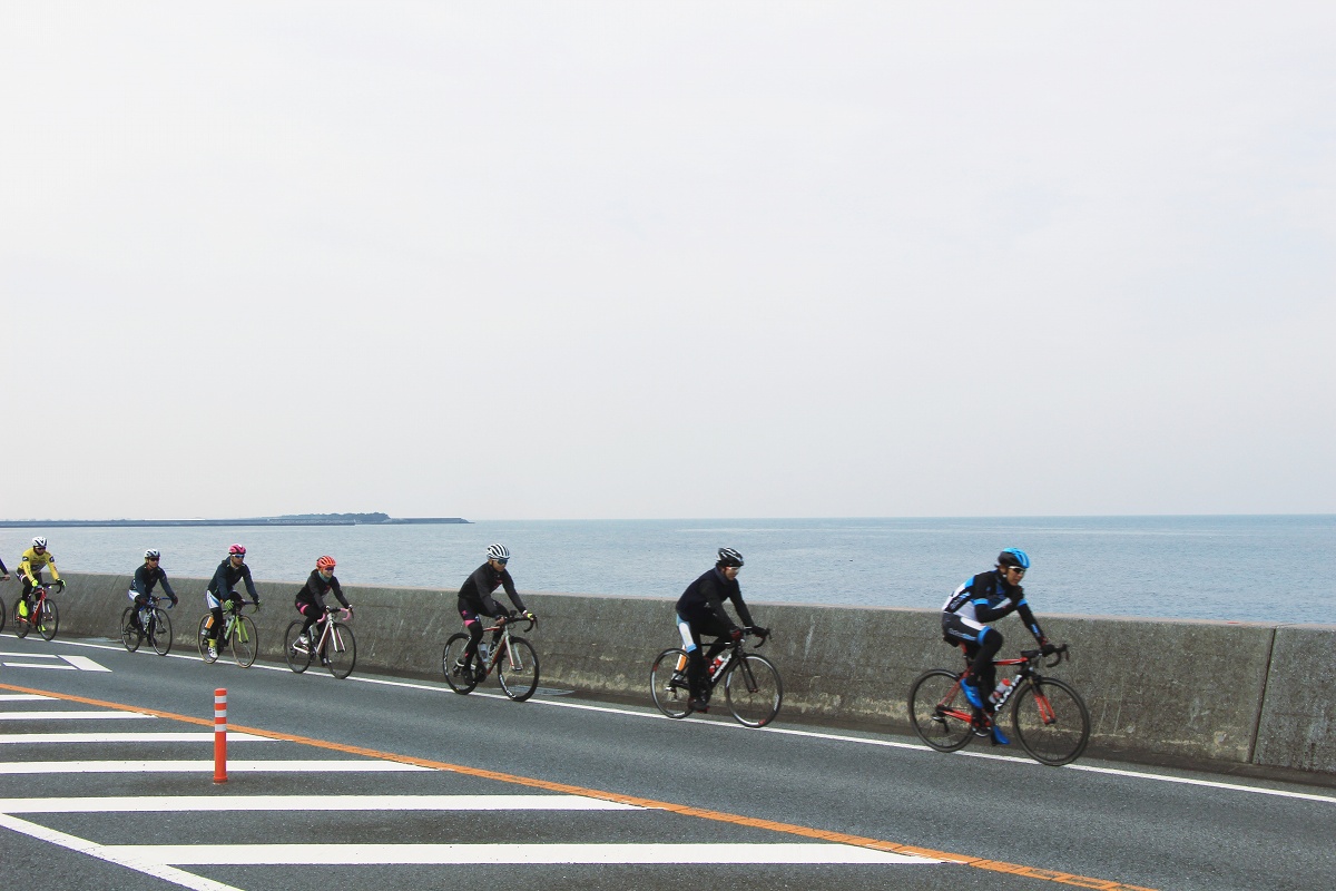 海岸線を行くライドグループ