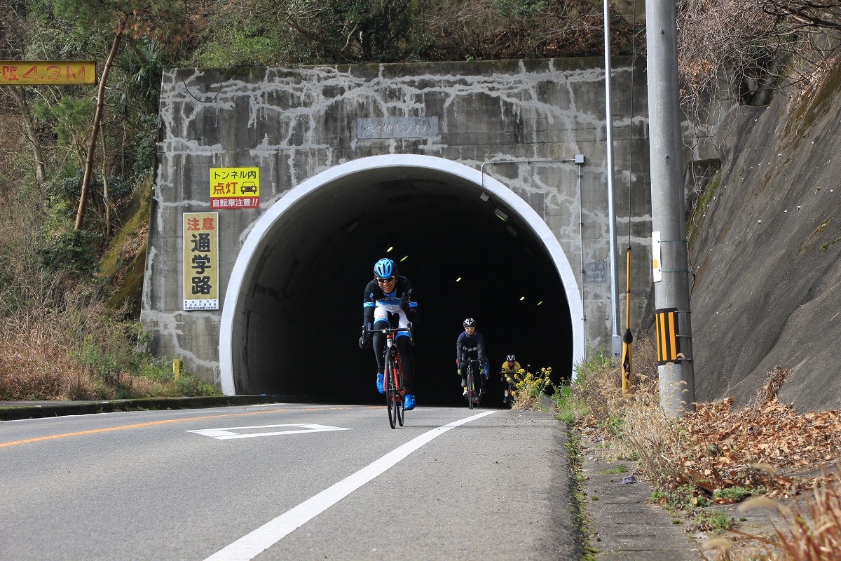 国東半島は起伏が激しくトンネルが連続する区間も