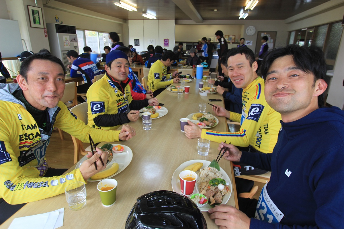 ボリュームたっぷりの昼食に皆さん満足げだ