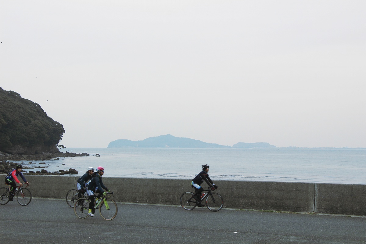 国東半島の沖に浮かぶ姫島を望む