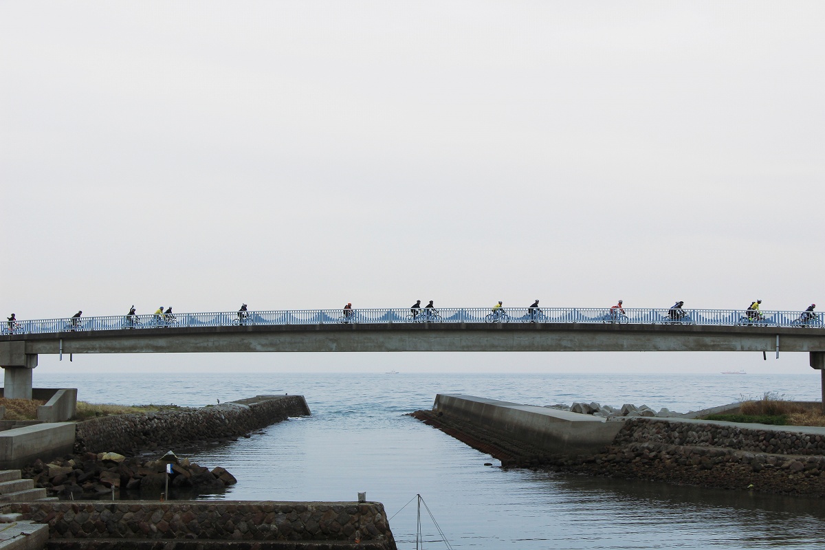 大分交通国東線の廃線跡を使ったサイクリングロードは海の近くを通る