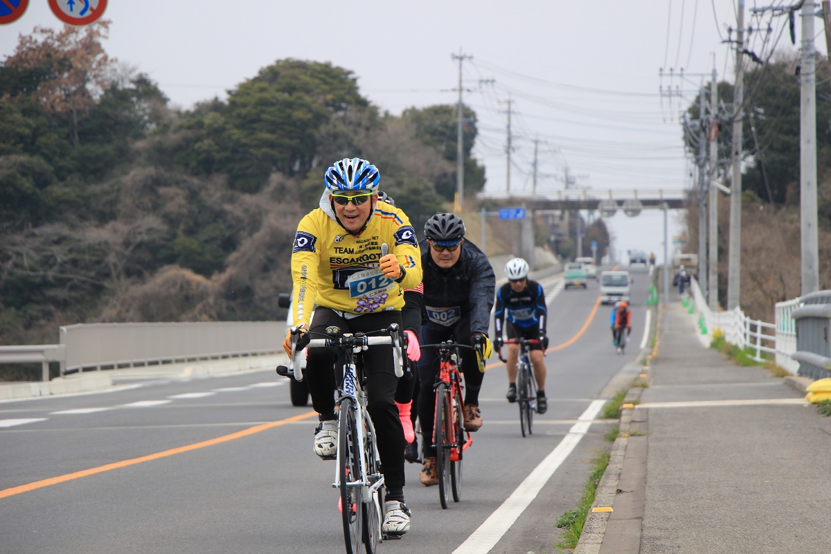 直線の平坦区間を駆け抜ける