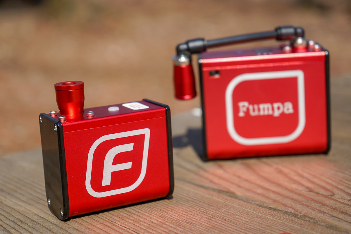 インターバイクのイノベーティブ・アワードに輝いた電動エアポンプ「Mini Fumpa（左）」「Fumpa（右）」
