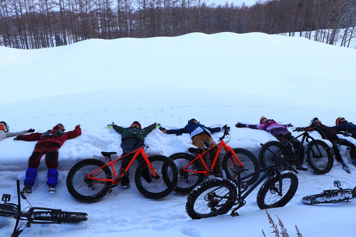 登りのピークでちょっと休憩 コースの横はふかふかの雪でこけても安心