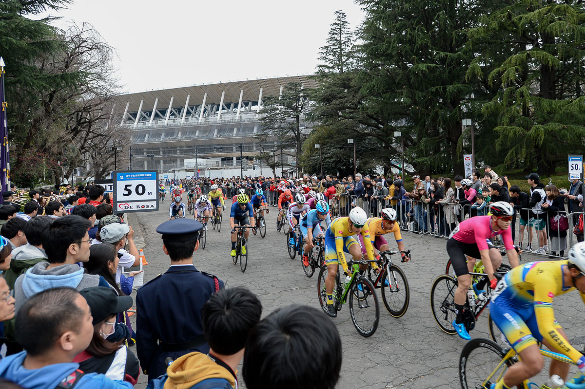 多くの観客が集まったスタート・フィニッシュ付近。奥に見えるのは2020年東京五輪の会場となる新国立競技場