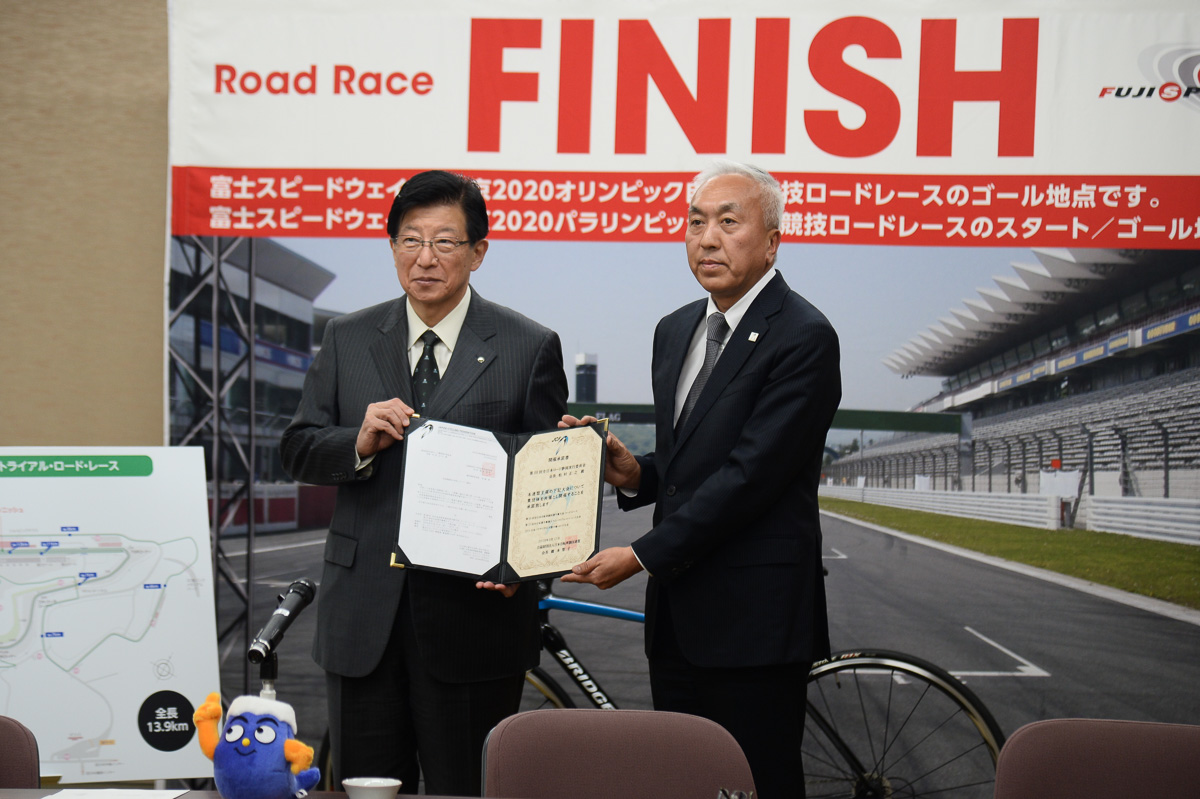 全日本選手権の開催承諾書が、JCFの飯坂専務理事から静岡県の川勝知事(写真左)に手渡された