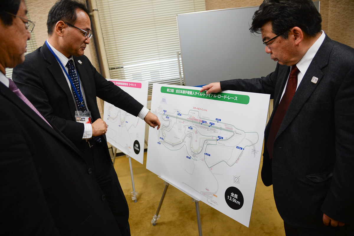 静岡県の土屋副知事にコースを説明する静岡県自転車競技連盟の松村理事長（写真右）