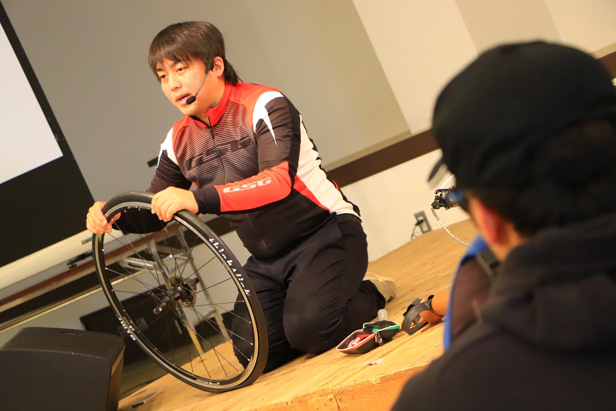 パンク修理の講習会も 160kmの長丁場備えあれば患いなしだ