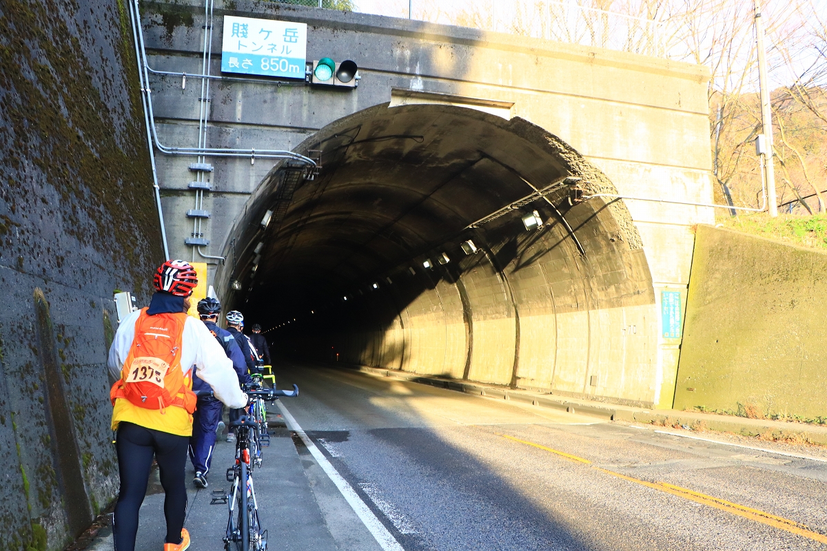 賤ケ岳トンネルは徒歩にて　安全第一です