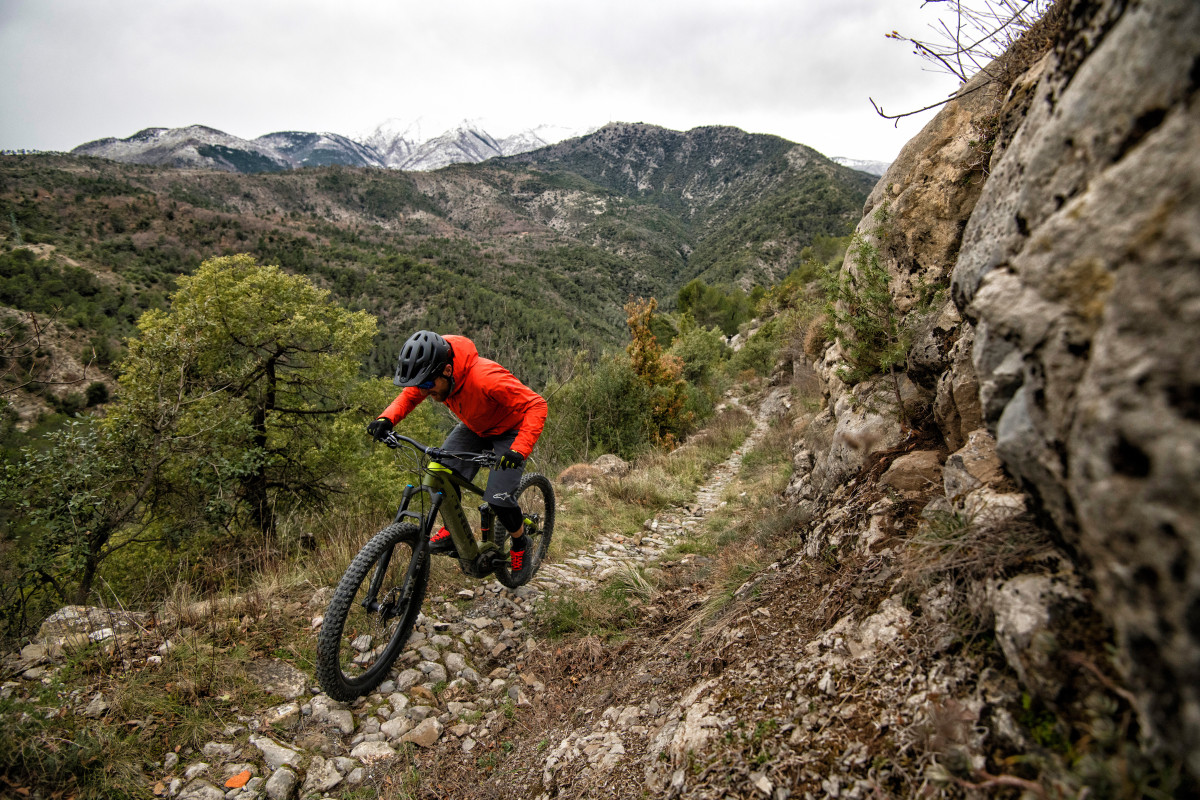 登りを強力にアシストしてくれるE-MTB