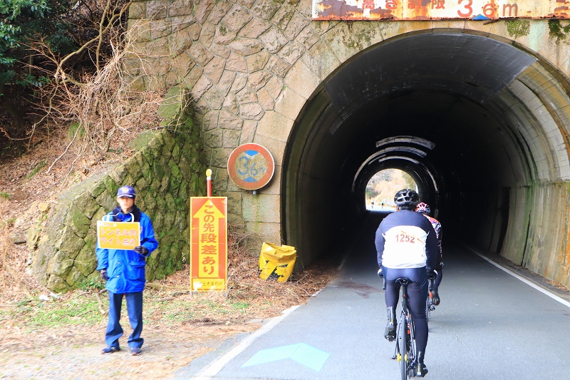 いくつも小さなトンネルが登場