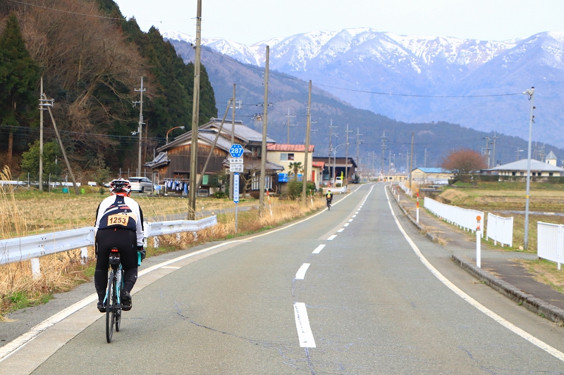 眼前には雪化粧を施した野坂山地の山々が