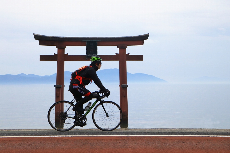 湖上に浮かぶ鳥居の前を駆け抜ける