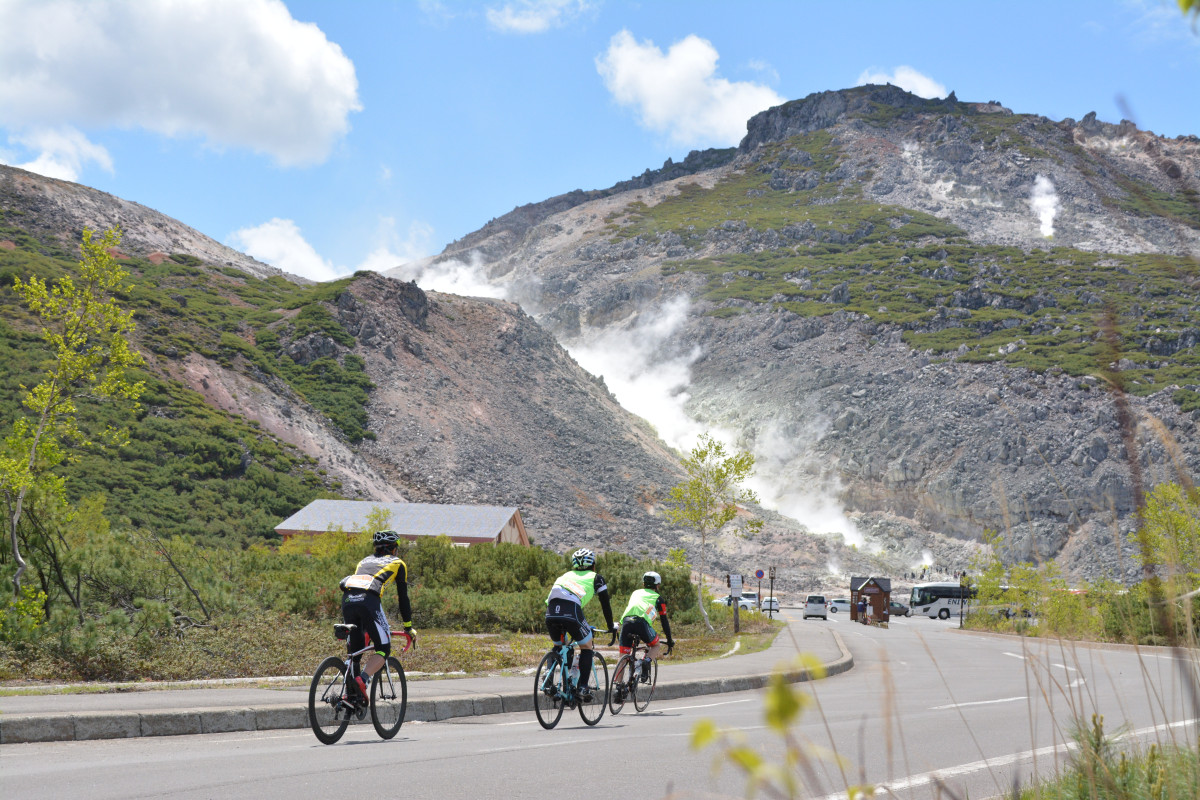 煙が立ち上る硫黄山