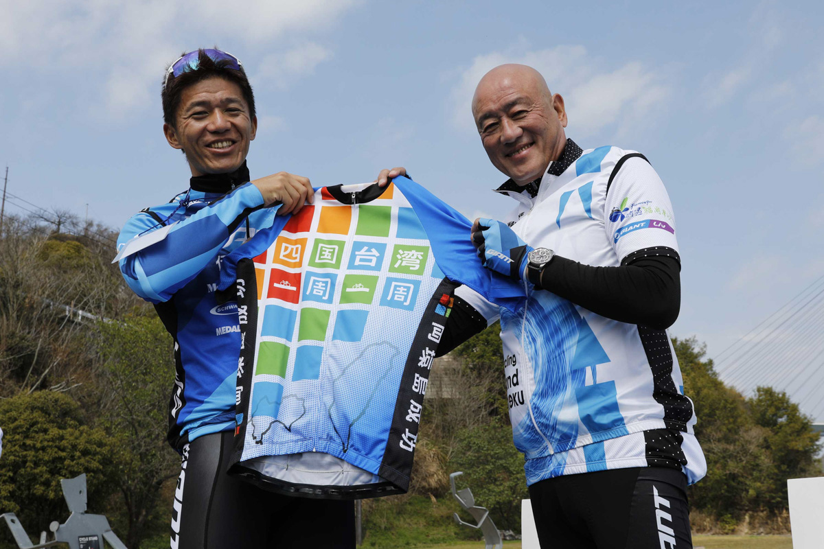 門田基志さんに四国・台湾ダブル一周達成ジャージを贈呈した羅祥安(トニー・ロー)氏