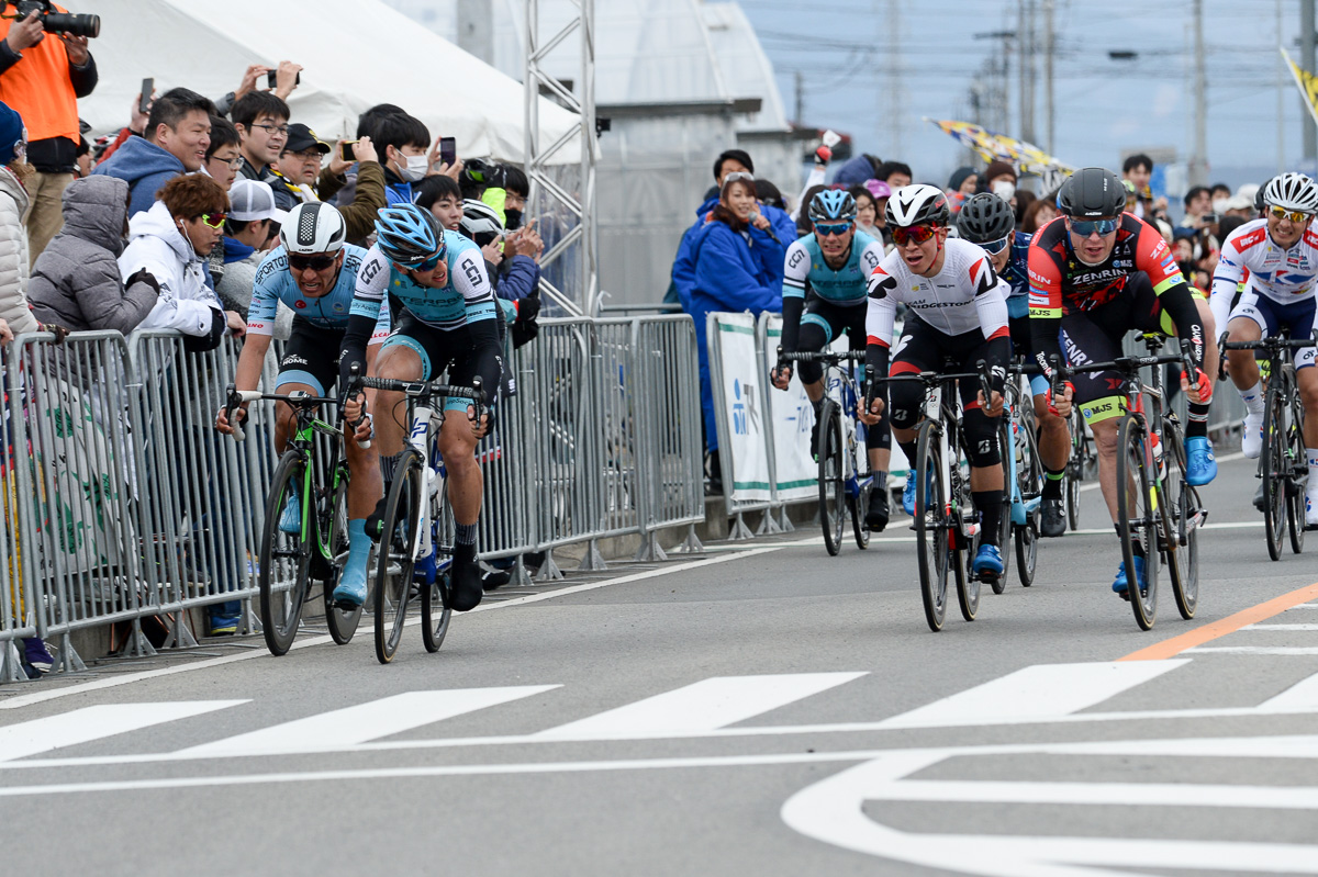 マリス・ボグダノヴィッチ（インタープロサイクリングアカデミー：写真左から2人目）が第2ステージ優勝