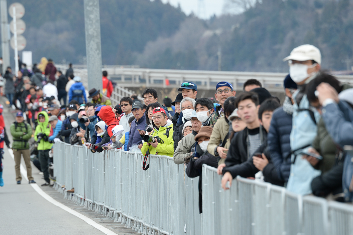 寒い中、コースサイドを埋め尽くす観客