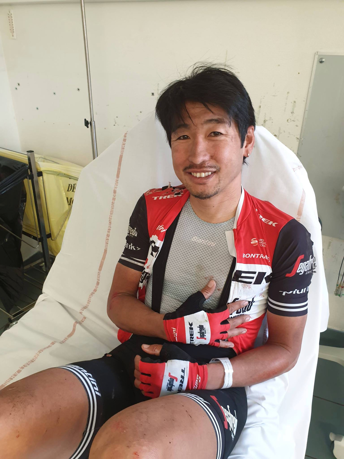 病院に搬送された別府史之(トレック・セガフレード)