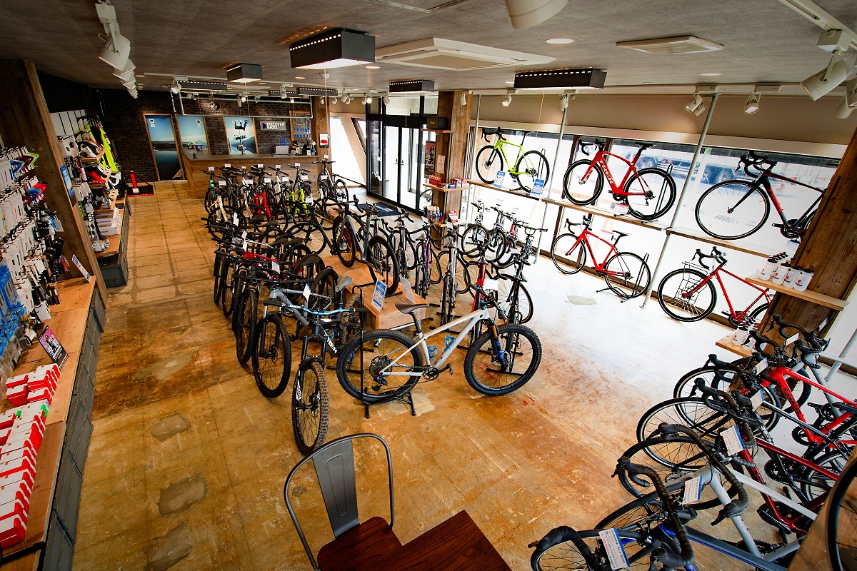 広めの店舗内に約40台のバイクを常設する