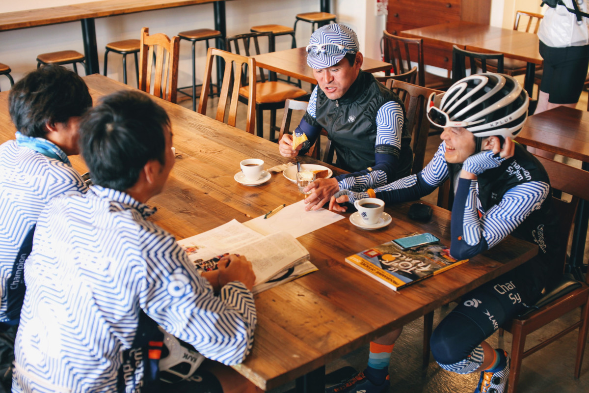 店内でコーヒーでも飲みながらコースを決めるのもアリだ