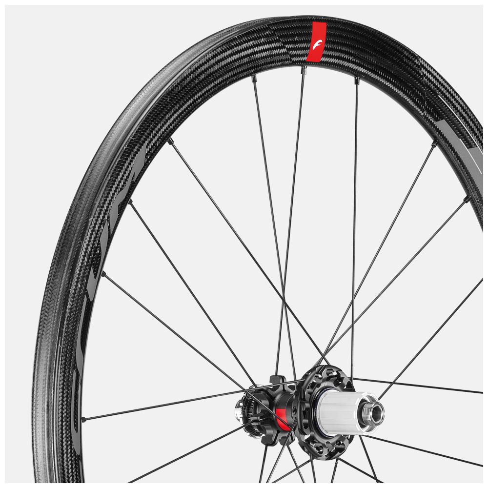 高さ40mm、幅26.5mmのリムは様々なシーンで活躍してくれるオールラウンド性能を発揮