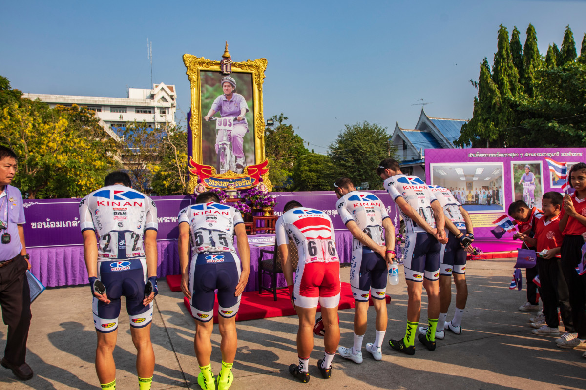 シリントーン王女の写真に一礼するキナンサイクリングチームのメンバー達