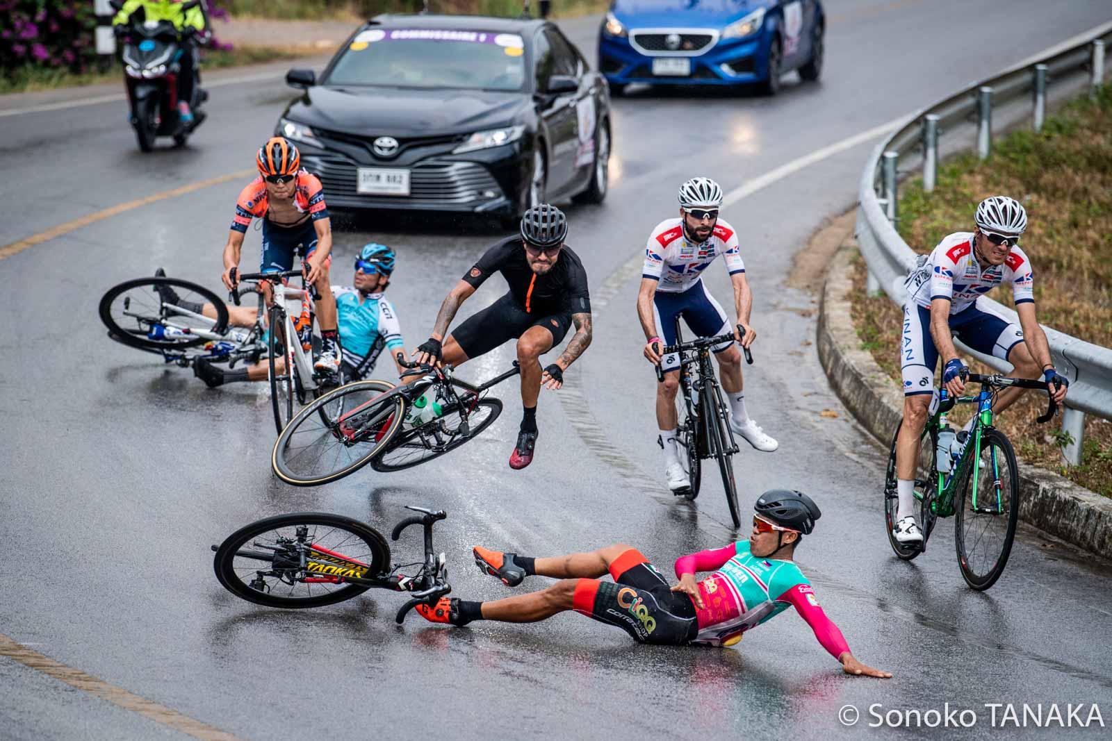 スコール後のスリッピーな路面で落車が多発。幸い大きな事態には至らなかった