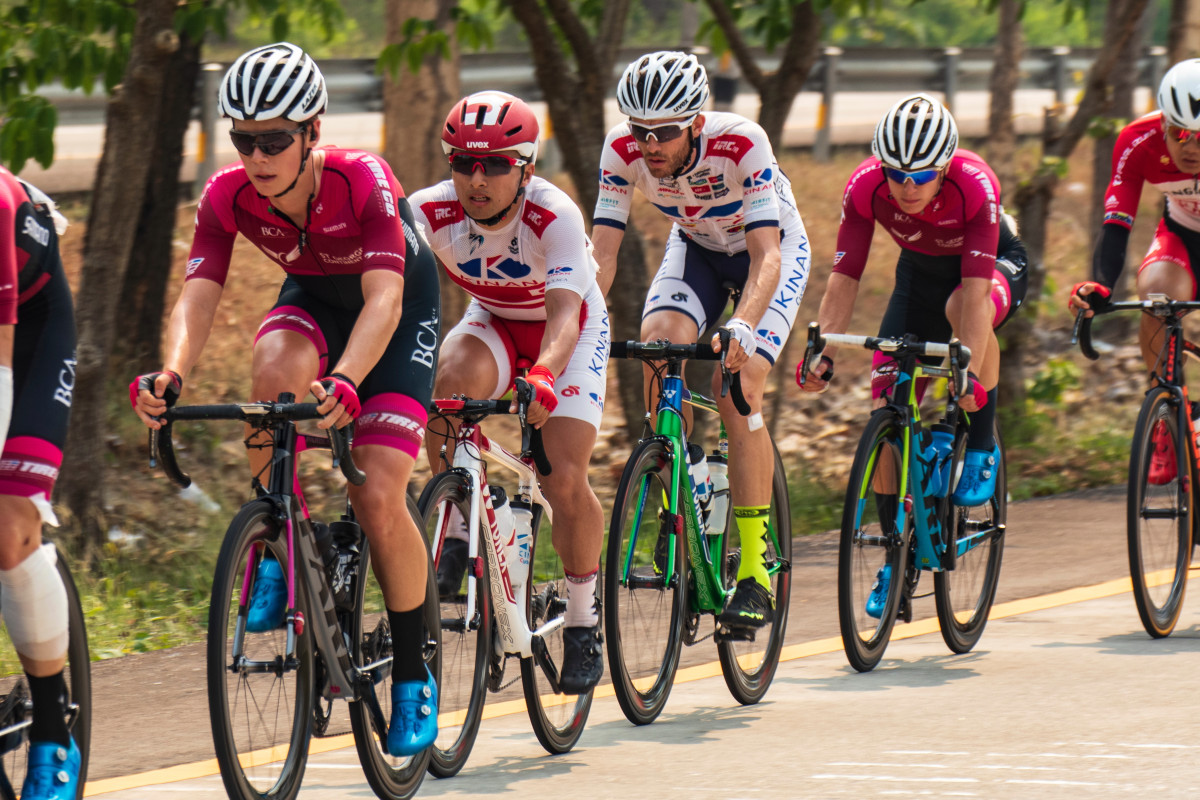 集団の前方に位置して進むキナンサイクリングチームの山本元喜とサルバドール・グアルディオラ（スペイン）