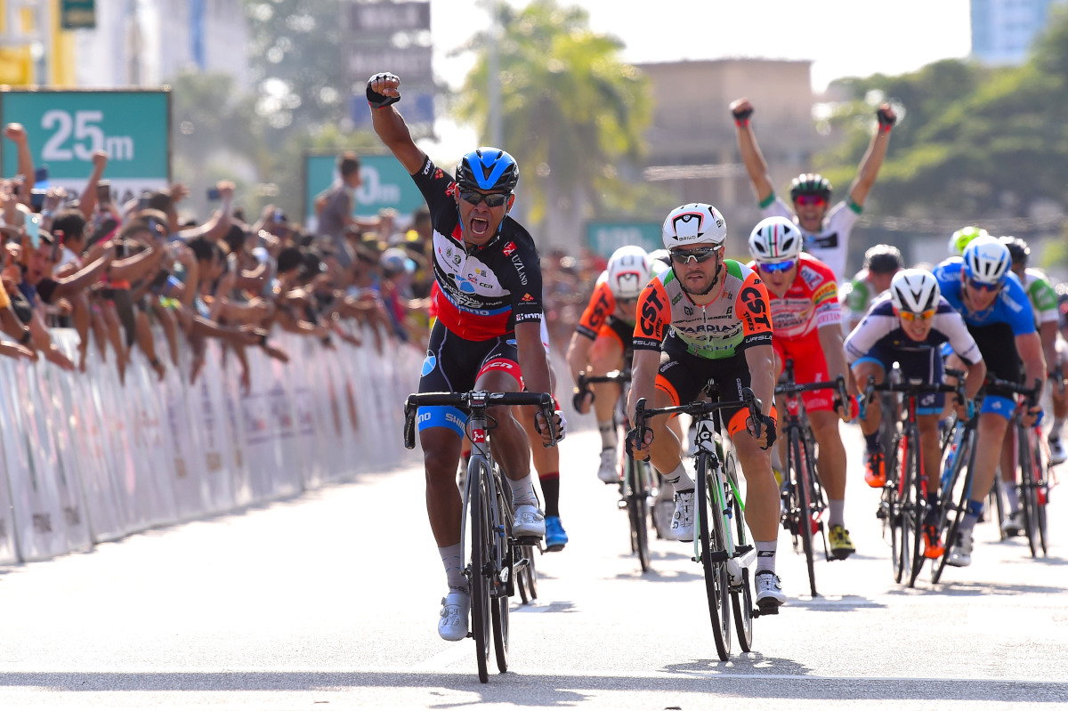 集団スプリントを制したモハメドハリフ・サレー（マレーシア、トレンガヌサイクリングチーム）がステージ優勝
