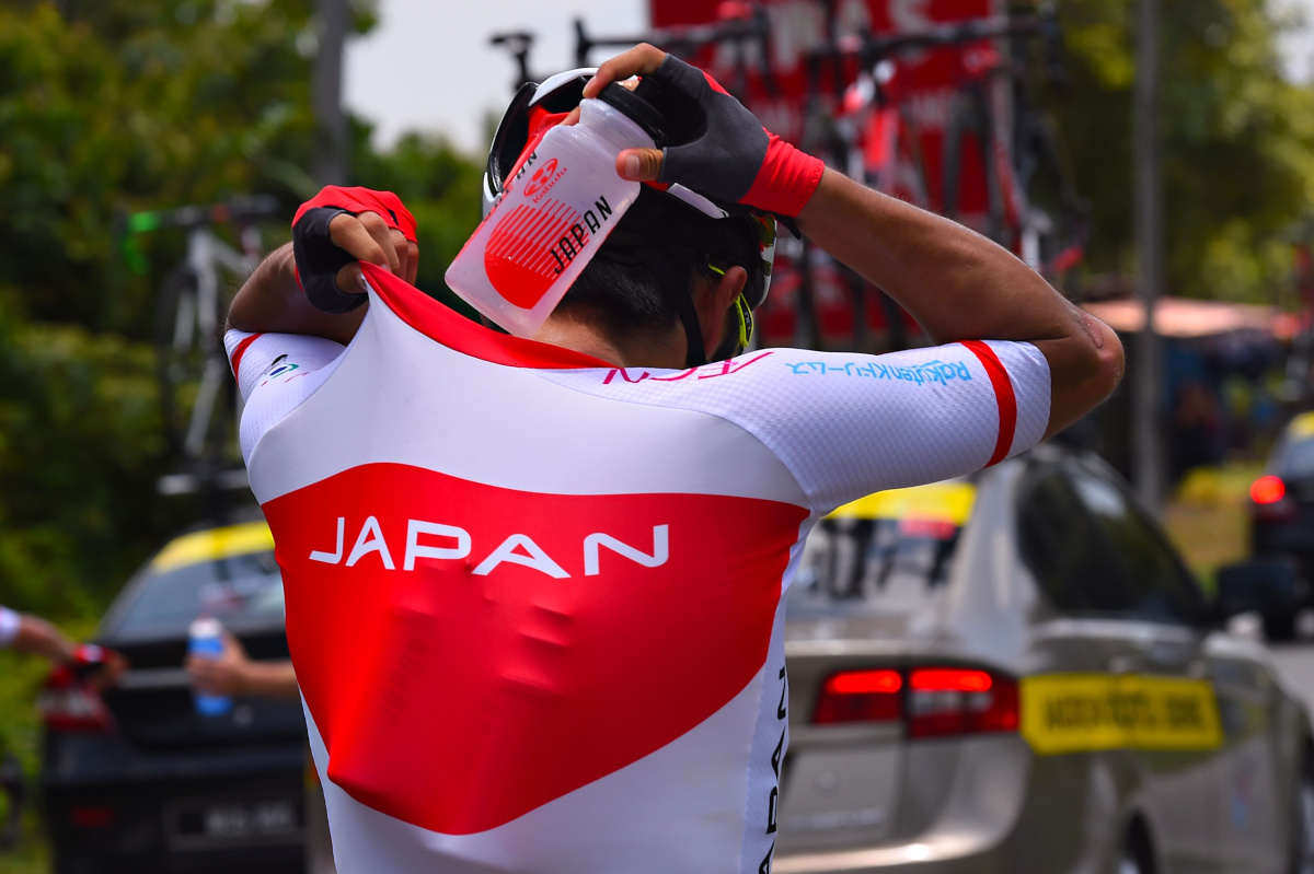 アシストとしてボトル運びの役割を担う松田祥位(日本ナショナルチーム)