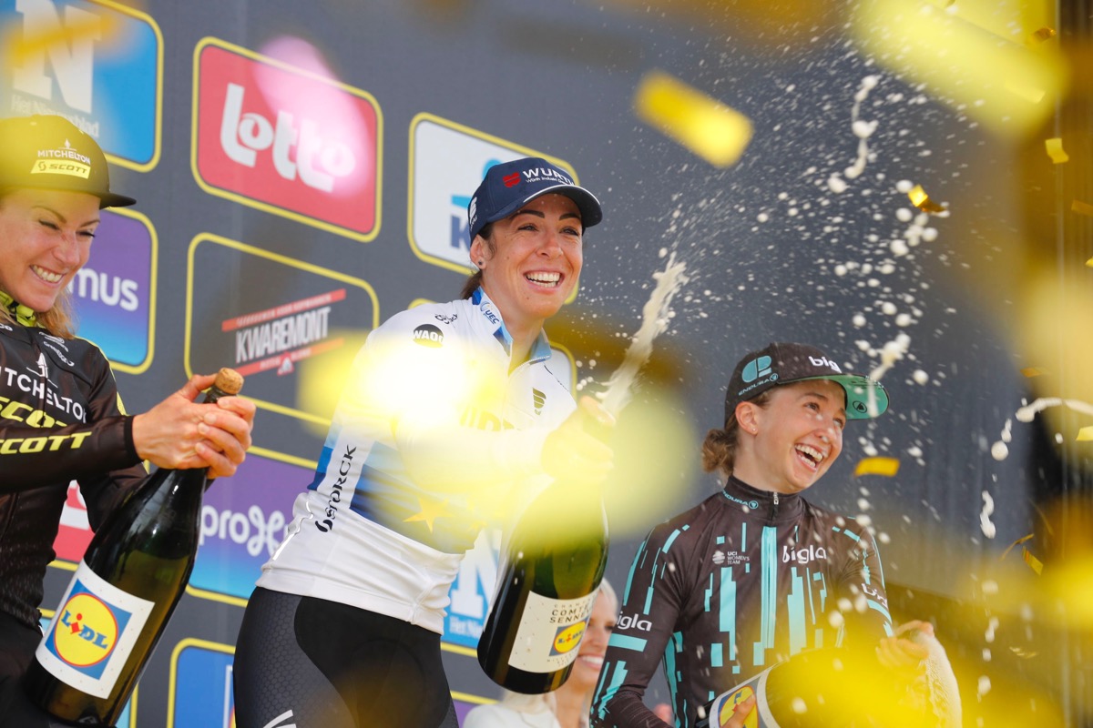 シャンパンファイトで勝利を祝うマルタ・バスティアネッリ（イタリア、チームヴィルトゥサイクリング）ら