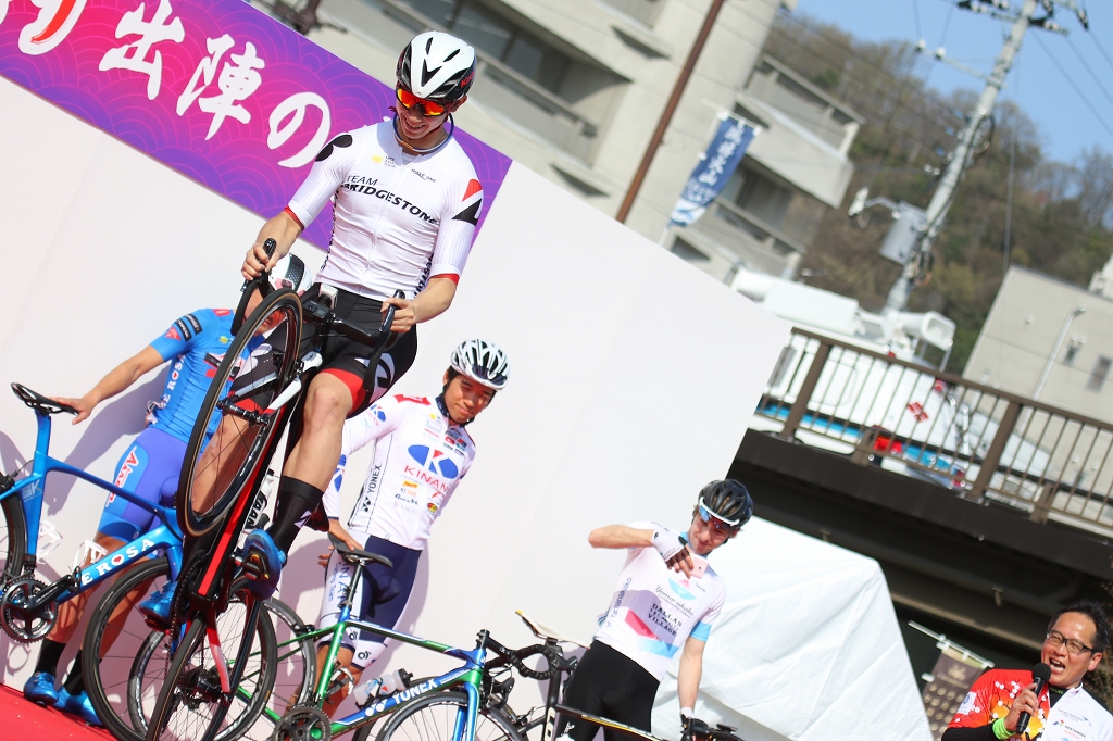 ウィリーを披露する沢田桂太郎（チームブリヂストンサイクリング）